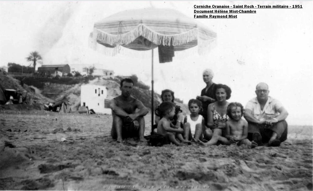 Oran- SDV- 4909- PLAGE DE ST ROCH La famille Hernandez est partie sauf Jeanne et sa G.M.JPG